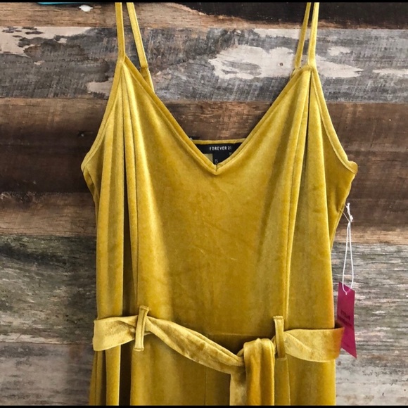 Velvet romper in gold / yellow - Picture 3 of 5